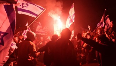 للأسبوع التاسع على التوالي، نزل آلاف الإسرائيليين إلى الشارع في تل أبيب مساء السبت احتجاجاً على تعديل مثير للجدل للنظام القضائي (أ ف ب). 