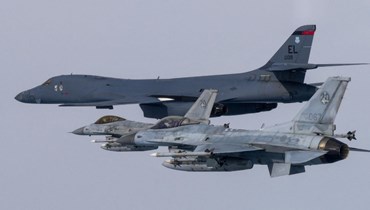  قاذفة تابعة للقوات الجوية الأميركية من طراز B-1B تحلق بجانب مقاتلة تابعة لسلاح الجو الكوري الجنوبي KF-16 خلال مناورات جوية مشتركة (أ ف ب). 