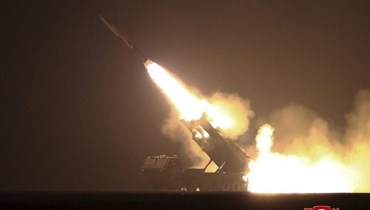 إطلاق صاروخ كروز استراتيجي Hwasal-2 من منصة خلال مناورة في منطقة مدينة كيم تشيك في مقاطعة هامغيونغ، كوريا الشمالية (24 شباط 2023 - أ ف ب)..