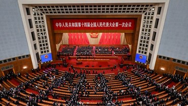 مندوبون يغادرون بعد الجلسة الافتتاحية للمجلس الوطني لنواب الشعب الصيني في قاعة الشعب الكبرى في بيجينغ (5 آذار 2023، أ ف ب). 