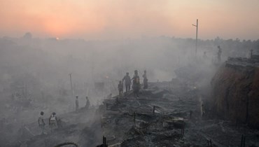 لاجئون من الروهينغا يبحثون عن ممتلكاتهم بعد اندلاع حريق في مخيم بالوخالي للاجئين في أوخيا (5 آذار 2023ـ أ ف ب). 