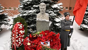 قبر ستالين خلال احتفال تأبين في الساحة الحمراء في موسكو في الذكرى السبعين لوفاته (5 آذار 2023، ا ف ب). 