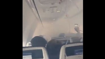 خلال عملية تركيب أقنعة الأوكسيجين في الطائرة بعد اندلاع الحريق.