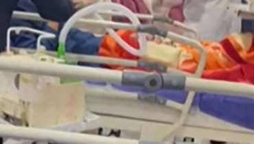 لقطة مأخوذة من مقطع فيديو يظهر الطاقم الطبي يرعى تلميذات في مستشفى في مدينة عبدان الإيرانية، بعد تسمّم الطلاب (أ ف ب). 