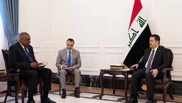  رئيس الوزراء العراقي محمد شياع السوداني مع وزير الدفاع الأميركي لويد أوستن في بغداد (أ ف ب).