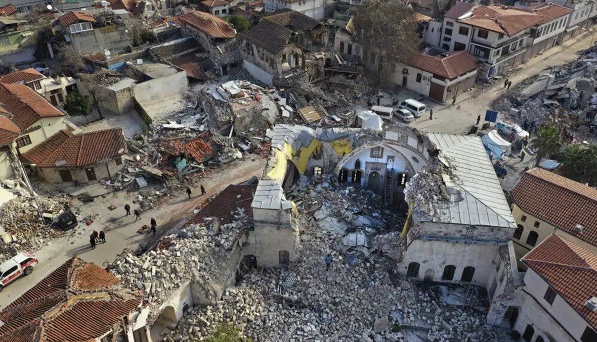 صورة ارشيفية- مواطنون أتراك يمرون بجانب مسجد حبيب النجار التاريخي الذي دمر خلال الزلزال في مدينة أنطاكية القديمة بتركيا (11 شباط 2023، أ ب). 