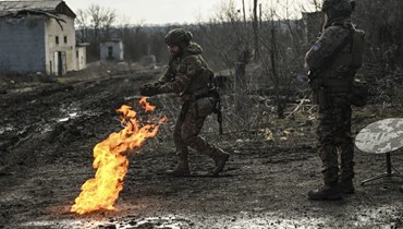 عسكريون أوكرانيون بالقرب من مدينة باخموت في منطقة دونباس (أ ف ب). 
