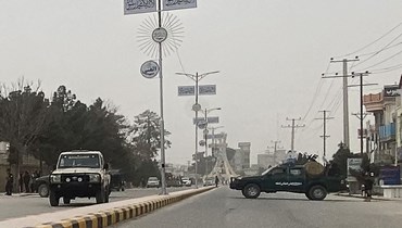 عناصر أمن "طالبان" (يمين) يغلقون طريقاً في مزار الشريف، بعد انفجار في مكتب حاكم "طالبان" في ولاية بلخ (9 آذار 2023 - أ ف ب).
