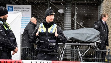 نقل جثة أحد الضحايا من موقع الهجوم في هامبورغ بشمال ألمانيا (10 آذار 2023، أ ف ب). 