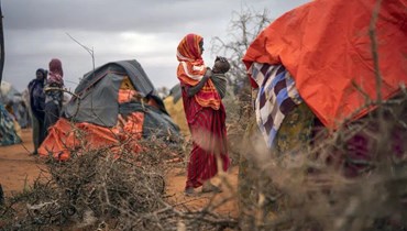 صورة ارشيفية- امرأة صومالية ترضع طفلها في مخيم للنازحين في ضواحي دولو بالصومال (20 أيلول 2022، أ ب).