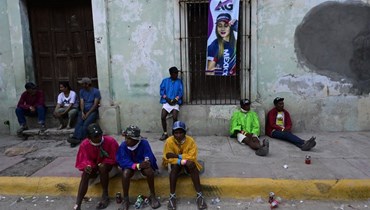   شبّأن يستريحون بعد خوض سباق ماراثون، في أوريك، المكسيك (أ ف ب). 