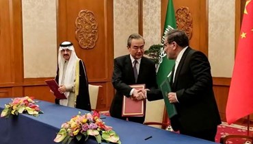 صورة نشرتها صحيفة Nournews، تظهر شمخاني يصافح وانغ يي، والى جانبهما العيبان، خلال احتفال توقيع اتفاق بين إيران والسعودية في بيجينغ بالصين (10 آذار 2023ـ أ ب).