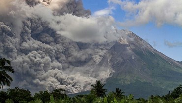 ثوران بركان "ميرابي" في إندونيسيا (أ ف ب). 