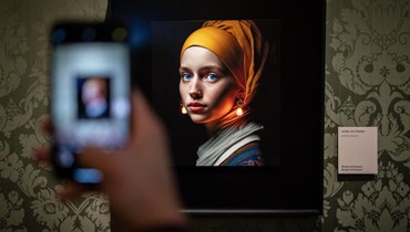لوحة "الفتاة ذات القرط اللؤلؤي" التي طوّرها بالذكاء الاصطناعي المصمّم الرقمي جوليان فان ديكن، معروضة في متحف "ماورتشهاوس" في لاهاي، هولندا (9 آذار 2023 - أ ف ب).