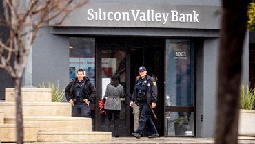 عناصر من الشرطة يغادرون المقر الرئيسي لبنك سيليكون فالي في سانتا كلارا بكاليفورنيا (10 آذار 2023، أ ف ب). 