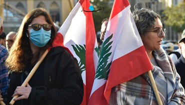 سيّدتان تحملان الأعلام اللبنانية (تعبيرية - "النهار").