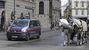 سيارة للشرطة تمر بجوار كاتدرائية سانت ستيفن في فيينا (15 آذار 2023، أ ب). 