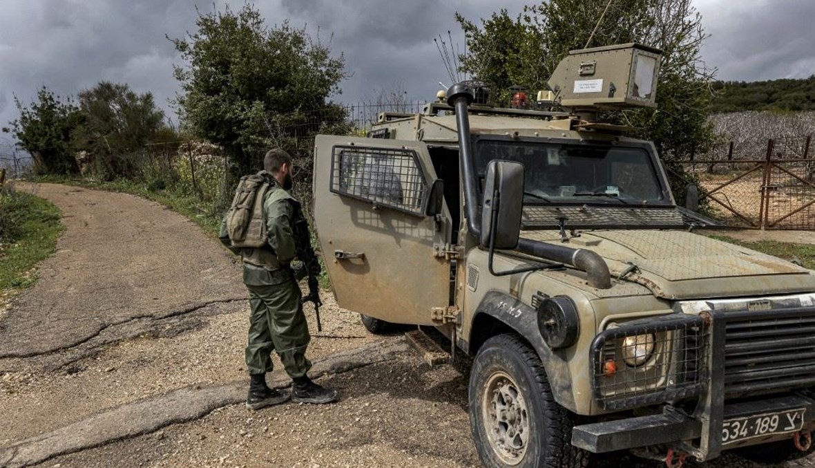 جنود إسرائيليون يقومون بدورية على الحدود مع لبنان بالقرب من قرية عرب العرامشة (15 آذار 2023، أ ف ب). 