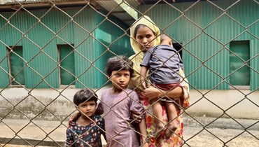 عائلة من الروهينغا وصلت إلى اجتماع بمسؤولين من بورما في تكناف في بنغلادش (15 آذار 2023/ أ ف ب). 