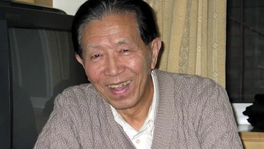 صورة لجيانغ خلال وجوده في غرفة فندق في بيجينغ (9 شباط 2004- أ ب). 