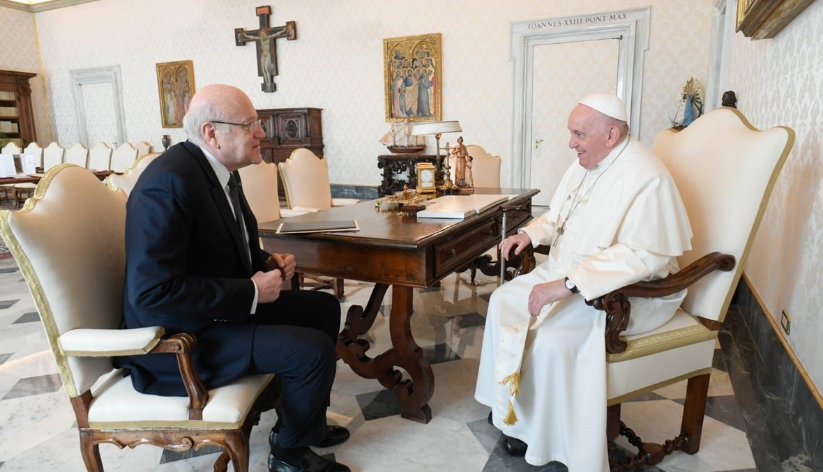 رئيس الحكومة نجيب ميقاتي ملتقياً البابا فرنسيس.