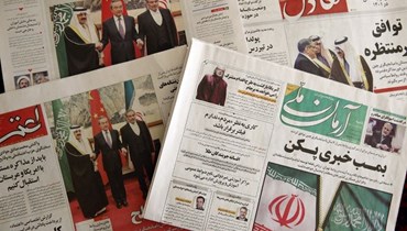 تعرض الصحف في طهران على صفحتها الأولى أخبارًا عن الصفقة التي توسطت فيها الصين بين إيران والمملكة العربية السعودية لإعادة العلاقات (أ ف ب).