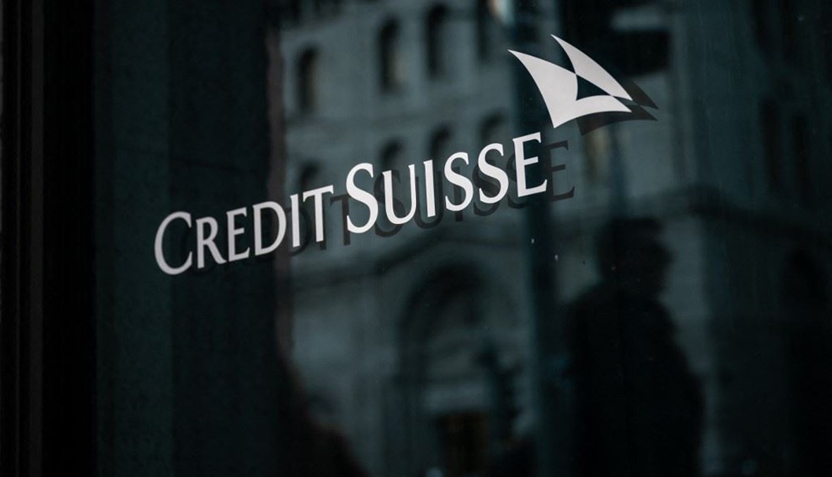 شعار بنك "كريدي سويس" على حائط مبنى الفرع في جنيف (15 آذار 2023 - أ ف ب).