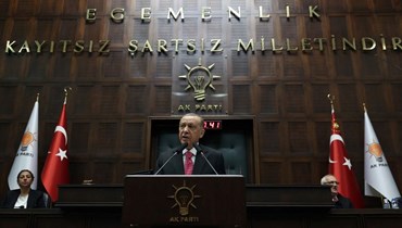 الرئيس التركي وزعيم "حزب العدالة والتنمية" رجب طيب إردوغان يُلقي خطاباً خلال اجتماع للحزب في الجمعية الوطنية التركية الكبرى، أنقرة (15 آذار 2023 - أ ف ب).