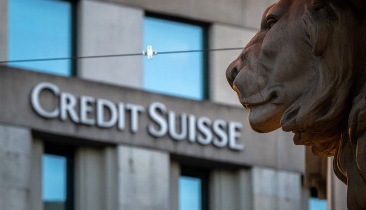 شعار بنك "كريدي سويس" على حائط مبنى الفرع في جنيف (15 آذار 2023 - أ ف ب).