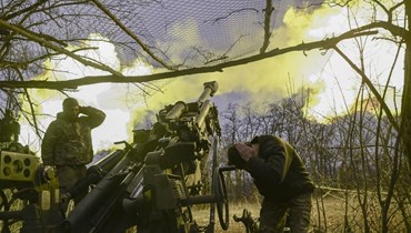 جنود أوكرانيون يطلقون المدفع في اتجاه مواقع روسية قرب باخموت شرق أوكرانيا (17 آذار 2023، أ ف ب). 