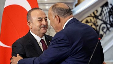 وزير الخارجية المصري سامح شكري (يمين) ونظيره التركي مولود جاويش أوغلو في القاهرة (18 آذار 2023 - أ ف ب).