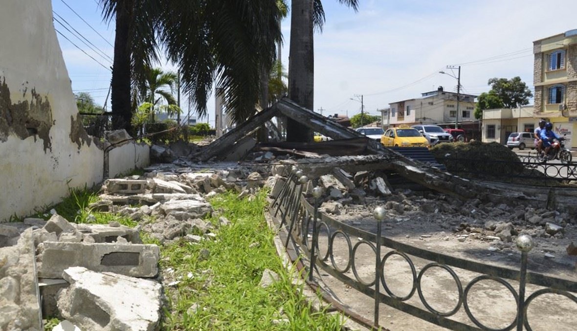 الأضرار جراء الزلزال الذي ضرب الإكوادور (أ ف ب). 