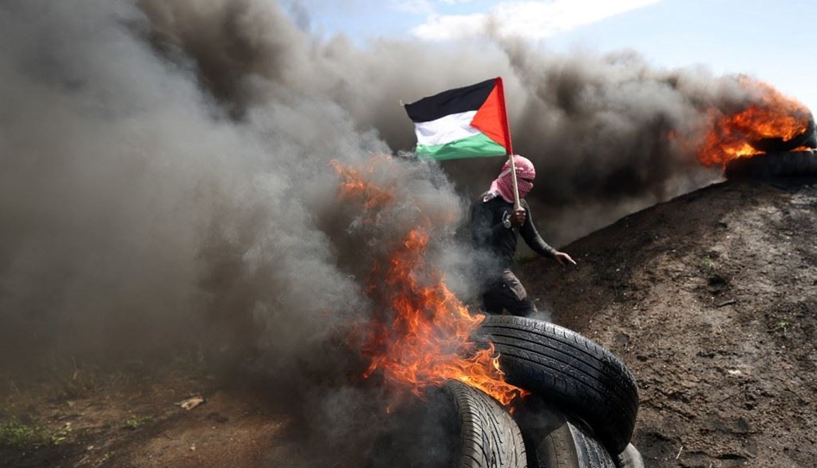 اشعال إطارات خلال تظاهرة دعت إليها حماس شرق غزة ضد اجتماع بين ممثلين إسرائيليين وفلسطينيين في مصر (19 آذار 2023، أ ف ب). 