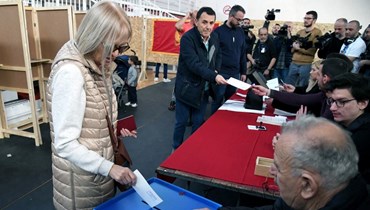 ناخبون يدلون بأصواتهم في مركز اقتراع في بودغوريتشا خلال الانتخابات الرئاسية (19 آذار 2023، أ ف ب). 