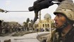 جنود أميركيون ومواطنون عراقيون يسقطون تمثالاً للرئيس العراقي الأسبق صدام حسين، 9 نيسان 2003 (أ ب)