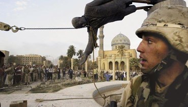 جنود أميركيون ومواطنون عراقيون يسقطون تمثالاً للرئيس العراقي الأسبق صدام حسين، 9 نيسان 2003 (أ ب)