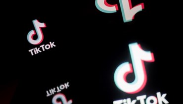 شعار تيك توك على شاشة هاتف ذكي في مدينة نانت غرب فرنسا (21 ك2 2021، أ ف ب). 