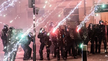 اشتباكات بين الشرطة ومتظاهرين خلال احتجاج على اصلاح نظام التقاعد في نانت غرب فرنسا (21 آذار 2023، أ ف ب). 