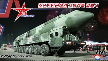 طابع بريدي صدر في كوريا الشمالية عليه صاروخ باليستي عابر للقارات (أ ف ب). 