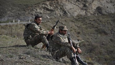 جنود يراقبون منطقة شوشا وسط الصراع العسكري بين أرمينيا وأذربيجان في ناغورنو كاراباخ (31 تشرين الأول - 2020 ،أ ف ب).