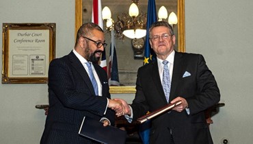 سيفكوفيتش (الى اليمين) وكليفرلي يتبادلان الوثائق خلال اجتماعهما في مقر الخارجية في لندن (24 آذار 2023، أ ف ب). 