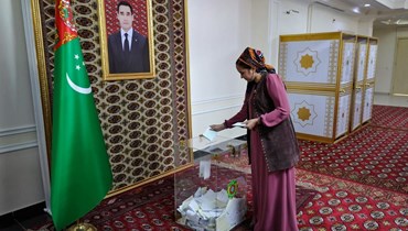 امرأة تدلي بصوتها في مركز اقتراع في بلدة أناو، على بعد 20 كيلومترا من العاصمة عشق أباد، خلال الانتخابات البرلمانية في تركمانستان (26 آذار 2023، أ ف ب). 