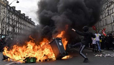 بالصور- نيران وأعمال شغب في باريس... صدامات بين الشرطة ومتظاهرين والحوار في طريق مسدود