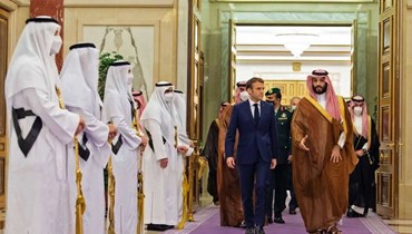 ولي العهد السعودي الأمير محمد بن سلمان والرئيس الفرنسي إيمانويل ماكرون (أ ف ب).