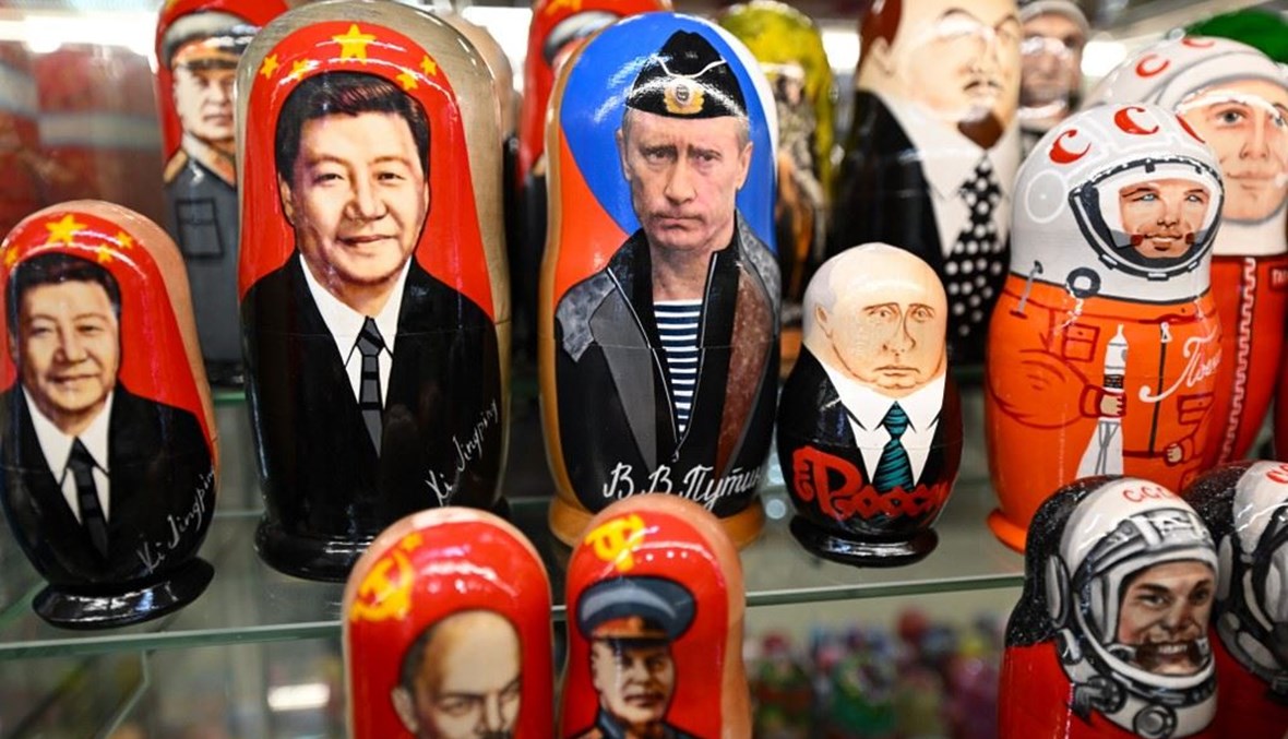 دمى خشبية تصوّر الرئيس الصيني شي جين بينغ والرئيس الروسي فلاديمير بوتين في محل لبيع الهدايا في وسط موسكو (أ ف ب).  ​