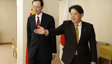 نائب وزير الخارجية الصيني إلى جانب وزير خارجية اليابان في طوكيو (أ ف ب).