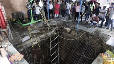 انهيار سقف بئر مدرج في الهند.