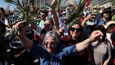 مسيحيون يشاركون في مسيرة أحد الشعانين من جبل الزيتون إلى البلدة القديمة في القدس (2 نيسان 2023، أ ف ب).