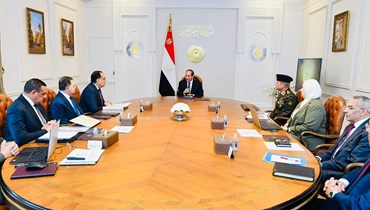 السيسي مجتمعاً برئيس الحكومة مصطفى مدبولي وعدد من الوزراء (2 نيسان 2023- المتحدث الرسمي للرئاسة المصرية). 