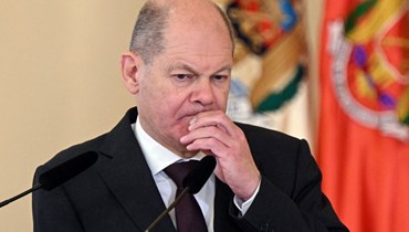 شولتس يستمع بينما يتكلم رئيس مولدافيا خلال مؤتمر صحافي مشترك في قصر كوتروسيني في بوخارست (3 نيسان 2023، أ ف ب). 